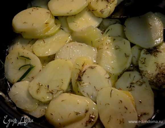 Когда слив.масло растает,добавить к нему картофель и все перемешать. Добавить тимьян, розмарин, 1/2 ч.л морской соли,черн.перец и чеснок. Выложить все на сковороду.Готовить примерно 20 мин.на плите.