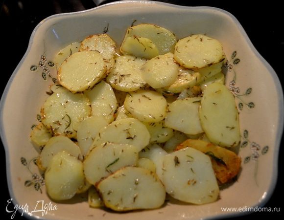 Затем  картофель и все содержимое выкладываем в жаропрочную посуду.И ставим в духовку на 30 мин. 