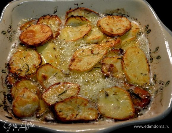 Готовый картофель солим,перчим и подаем к столу порционно или одним блюдом.