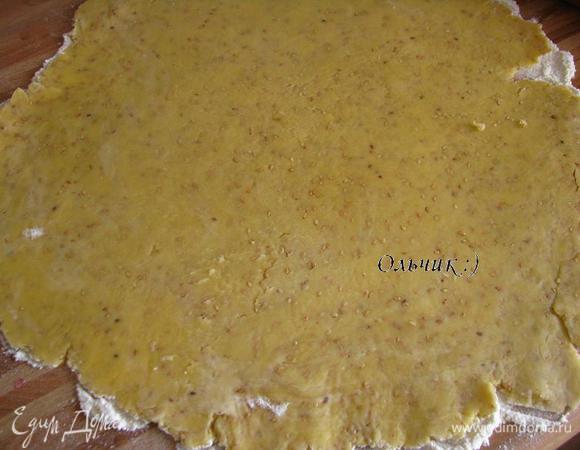 Раскатываем в тонкий пласт на присыпанной мукой поверхности.