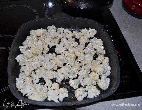 после в эту же сковороду цветную капусту и немного воды