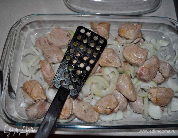 режем лук полукольцами, кабачки кольцами,постепенно все соединяем