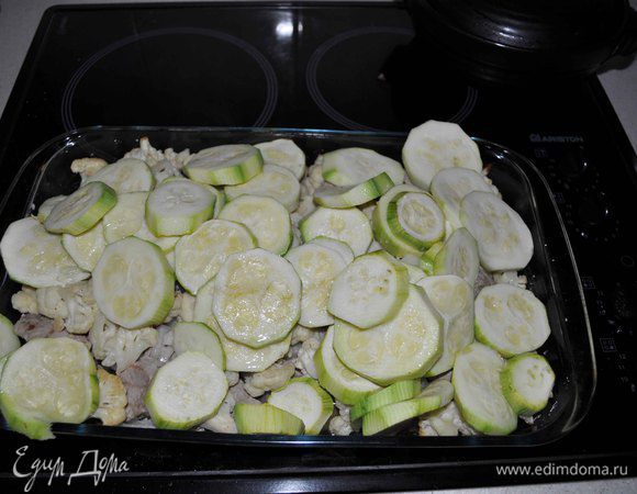 и еще соединяем, а затем в разогретую духовку до готовности овощей (что уже на ваш вкус). Я люблю когда лук потерял свою остроту, но не хрустящесть и кабачки не расползлись.