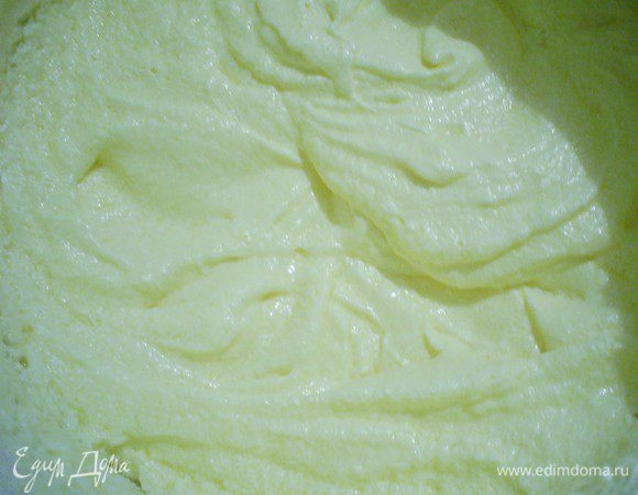Не переставая взбивать, по одному добавляем яйца комнатной температуры. После добавления 4-го яйца взбиваем приблизительно 4-5 минут до однородной массы.
