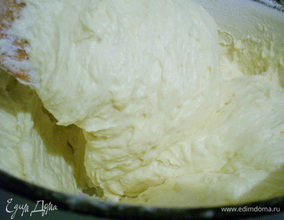 На полученную смесь просеять муку с разрыхлителем. Перемешать ложкой или лопаткой. Тесто получается кремообразной консистенции.