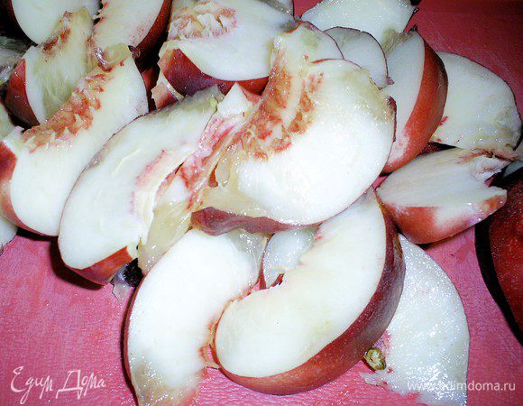 Нектарины моем и режем на крупные дольки.