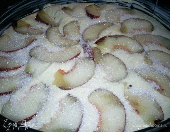 Дно формы диаметром 26см выстилаем бумагой, промазываем маслом дно и бока формы. Выкладываем тесто в форму. Сверху, слегка вдавливая в тесто, в произвольном порядке раскладываем порезанные нектарины. Посыпаем сверху смесью сахара и ванильного сахара.