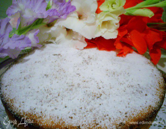 Остывший пирог выкладываем на блюдо фруктами вниз и посыпаем сахарной пудрой. Приятного аппетита!