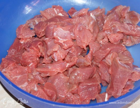 Говядину вымыть, обсушить и нарезать небольшими кусочками.