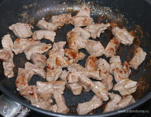 Обжарить на сильном огне до золотистого цвета (желательно в 2-3 приема)
