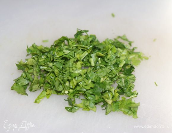 Петрушку мелко нарезать.

