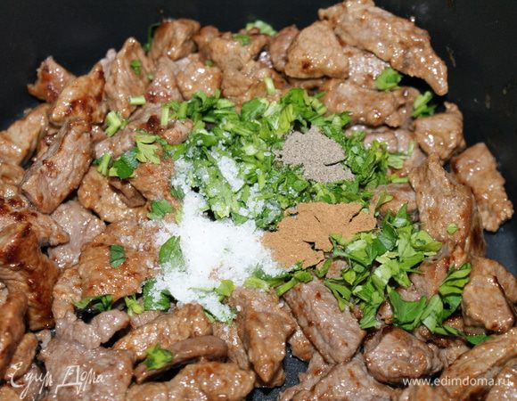 Переложить в сотейник или кастрюлю с толстым дном. Добавить петрушку, соль, корицу и молотый черный перец. Хорошо перемешать.
