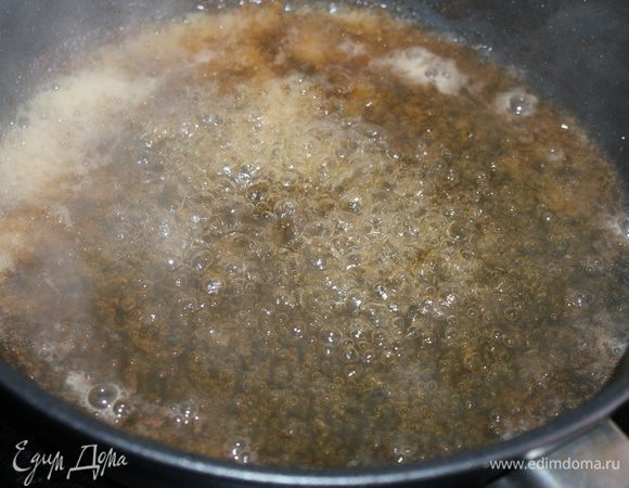 В сковороду, на которой жарилась говядина, влить вино и дать ему немного покипеть.
