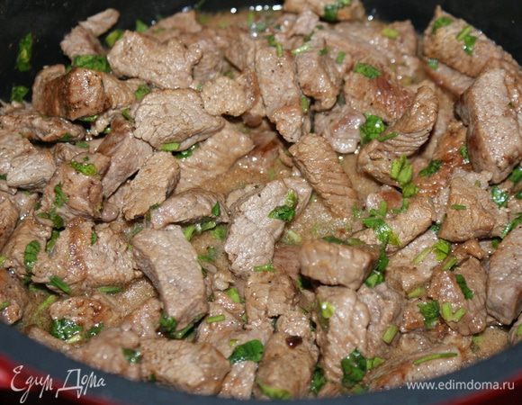 Влить в кастрюлю с говядиной.
