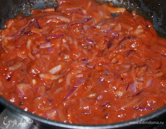 На сковороду влить немного растительного масла и обжарить лук до прозрачности. Добавить томатную пасту и готовить еще 5 минут.
