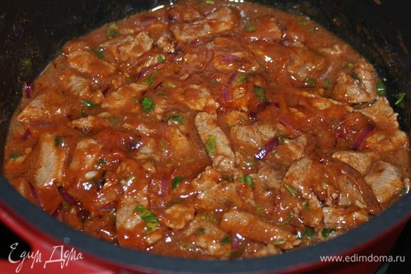 Переложить лук с томатной пастой к мясу. Тушить на маленьком огне 1 час. Если жидкости будет недостаточно, можно добавить немного кипятка.