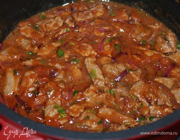 Переложить лук с томатной пастой к мясу. Тушить на маленьком огне 1 час. Если жидкости будет недостаточно, можно добавить немного кипятка.
