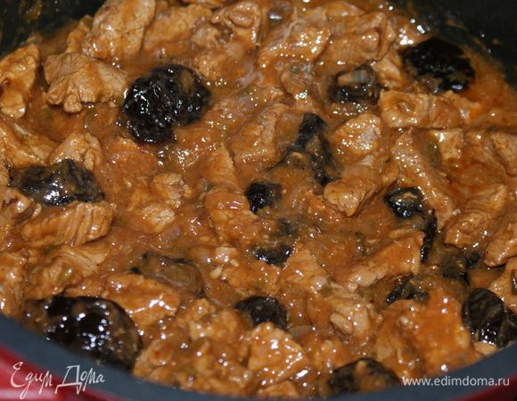 Через 1 час к мясу добавить промытый чернослив без косточек и готовить еще 30 минут.
