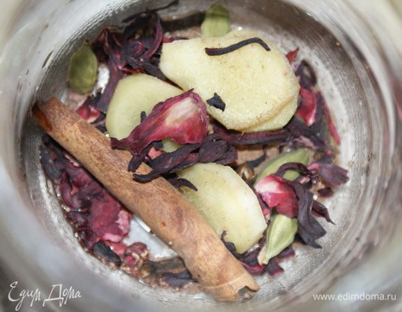 В стеклянную или эмалированную посуду положить специи.
