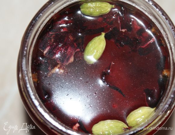 Воду вскипятить и залить специи.
