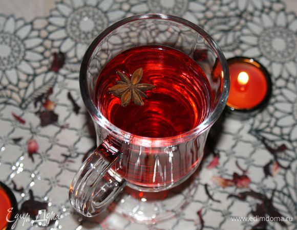 Полученный глинтвейн из каркаде процедить, соединить с медом и разлить по чашкам.
