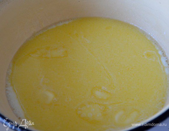 В небольшую емкость налить молоко, положить масло (маргарин), соль, поставить на огонь и довести до кипения.