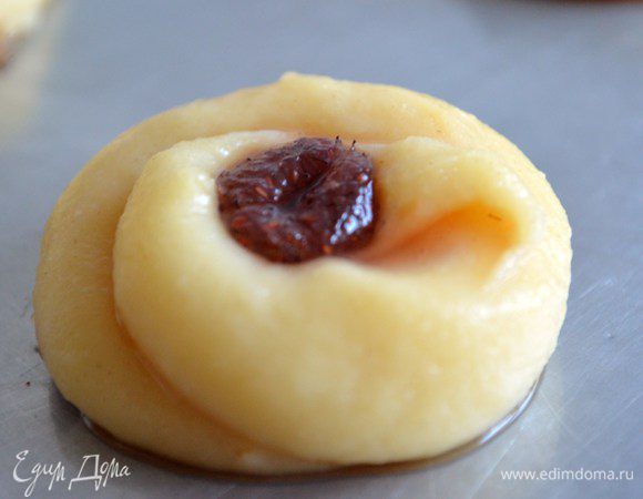 На тесто положить клубничку и слегка прижать.