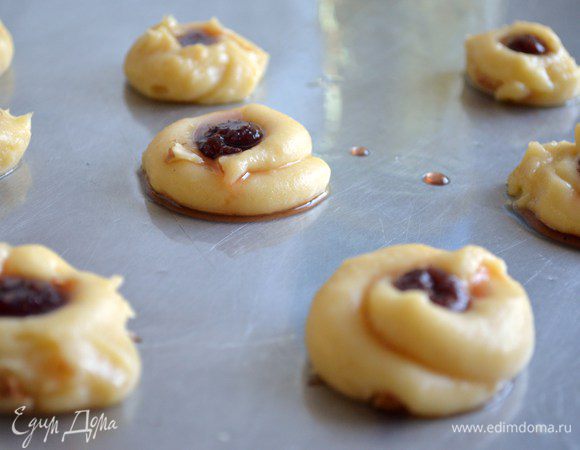 Сделать тоже самое с остальными и отправить в разогретую духовку на средний огонь и выпекать 15 - 20 мин, затем уменьшить огонь и выпекать еще 10 - 15 мин.