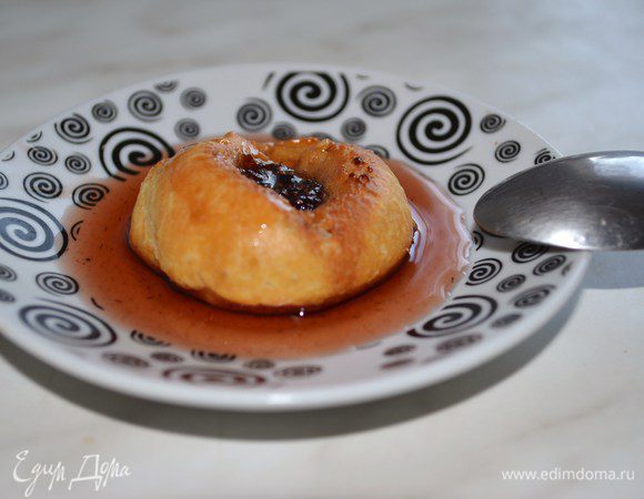 Готовые изделия достать из духовки, дать немного остыть, положить на блюдце и полить сиропом.