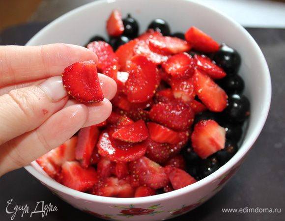 Клубнику порезать на 4 части. 