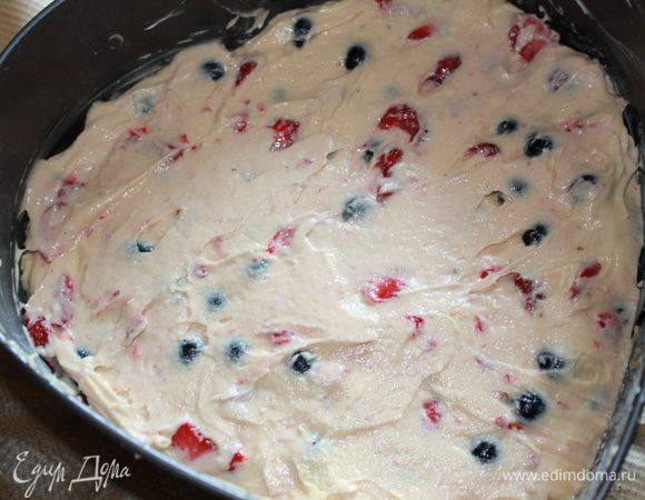 Выкладываем тесто в форму диаметром 21 см (форму смазать сливочным маслом и присыпать мукой) и разравниваем лопаткой. Убираем в холодильник минимум на 2 часа.

