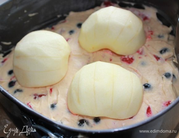 Разогреваем духовку до 190С. Очистить  яблоки от шкурки и сердцевины. Яблоки нужно разрезать на две половинки. Слегка надрезать их и положить сверху теста (надавливать не надо).  Когда в духовке тесто начнет таять и подниматься, яблоки под собственным весом слегка опустятся.