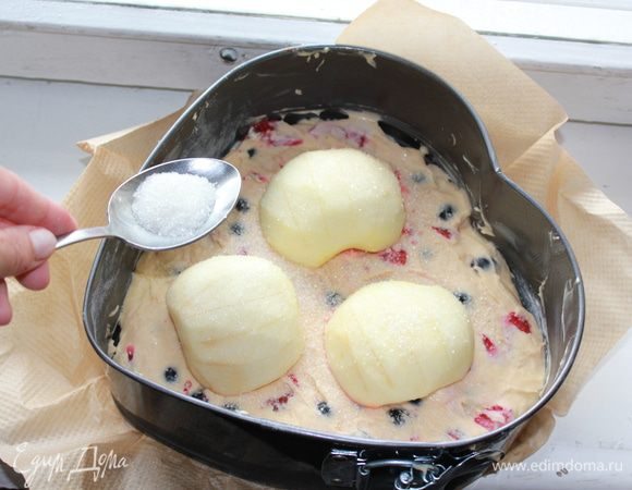 Сверху посыпать яблоки сахарным песком. 