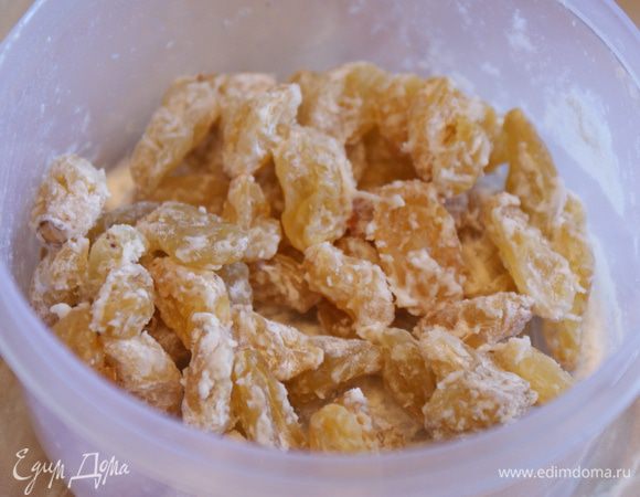 Слить воду, обсушить и перемешать с 1 ч.ложкой муки.