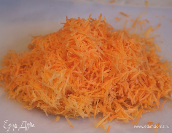 Морковь натереть на мелкой терке.