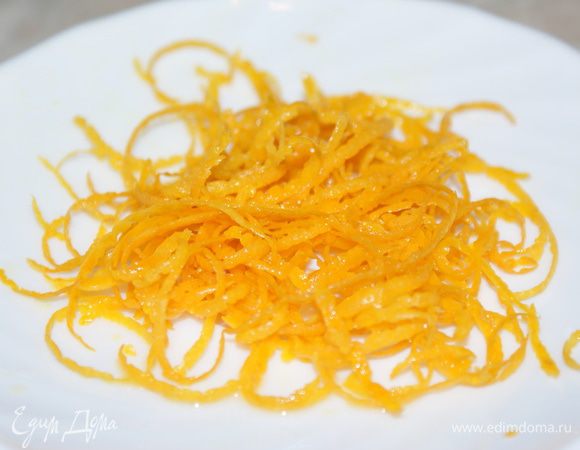 С апельсина снять цедру специальным ножом или натереть на терке. 