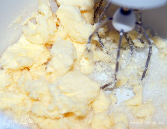 Масло комнатной температуры взбить с сахаром до белого цвета. 