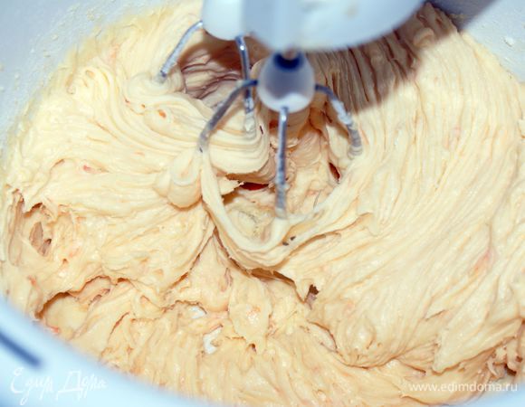 Добавить по одному яйца, муку и разрыхлитель.