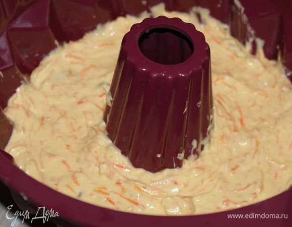 Выложить тесто в форму для выпекания. Поверхность разровнять.