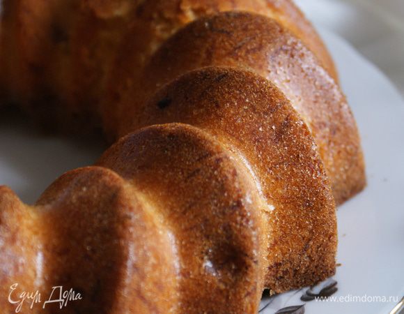 Духовку разогреть до 180 градусов. Выпекать кекс 40-45 минут. Готовность проверить деревянной палочкой или зубочисткой. Время выпечки может быть изменено в зависимости от характеристик Вашей духовки. Остудить.
