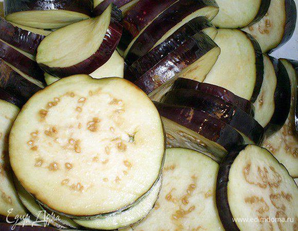 Баклажаны помыть, порезать на кружочки толщиной 5мм. Сложить в кастрюльку, слегка посолить. Оставить на 15 минут, чтоб баклажаны пустили сок. Затем промываем их и сливаем воду.