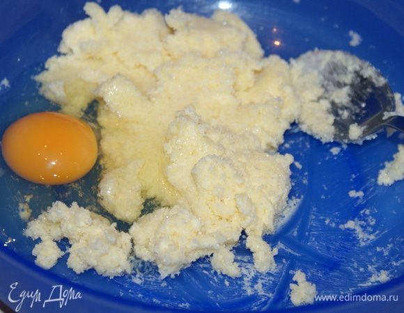 Добавить яйцо и хорошо перемешать.

