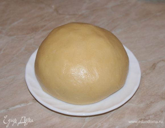 Добавить ванилин, муку и разрыхлитель. Замесить тесто, тесто не должно быть густым и не должно липнуть к рукам.
