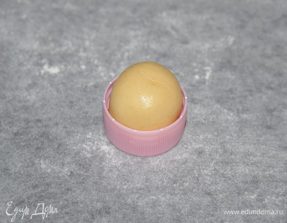 Начинаем делать печенюшки. Скатываем шарики такого размера, чтобы они могли поместиться в пробку от пластиковой бутылки.
