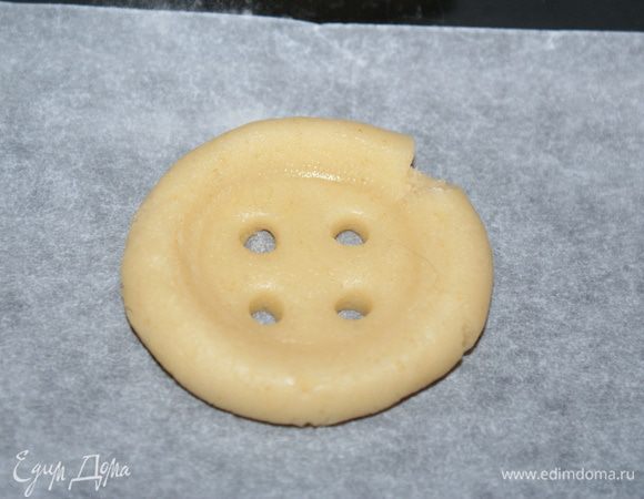 Трубочкой для коктейлей выдавливаем дырочки.