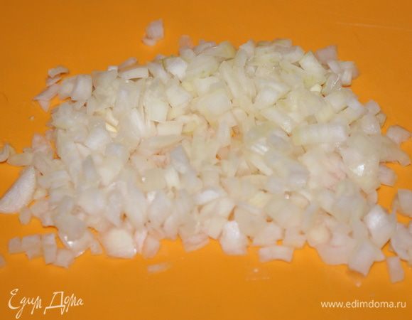 Лук мелко нарежьте.