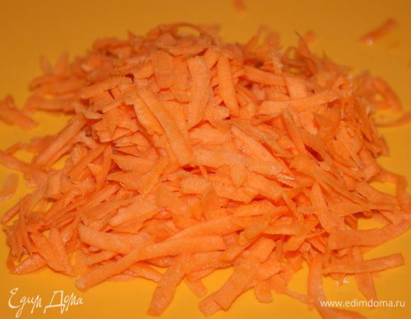 Морковь натрите на терке.