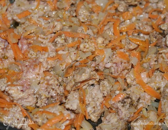 Морковь пожарьте на растительном масле с луком 5 минут. Добавьте фарш и тушите под крышкой до готовности 15–20 минут.