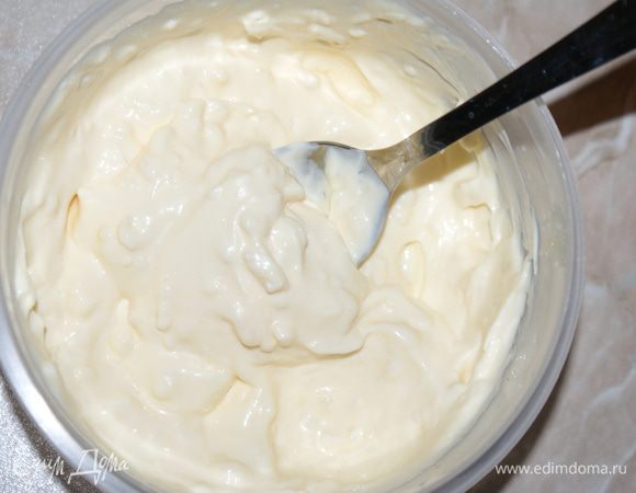 Чеснок пропустите через пресс. Смешайте с майонезом.