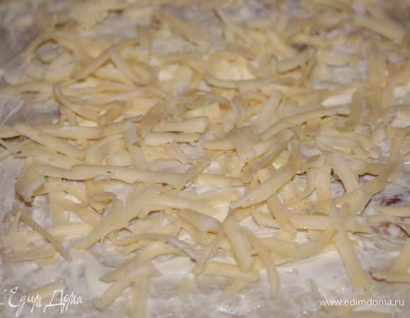 Накройте третьим куском лаваша, смажьте майонезом, посыпьте тертым сыром.